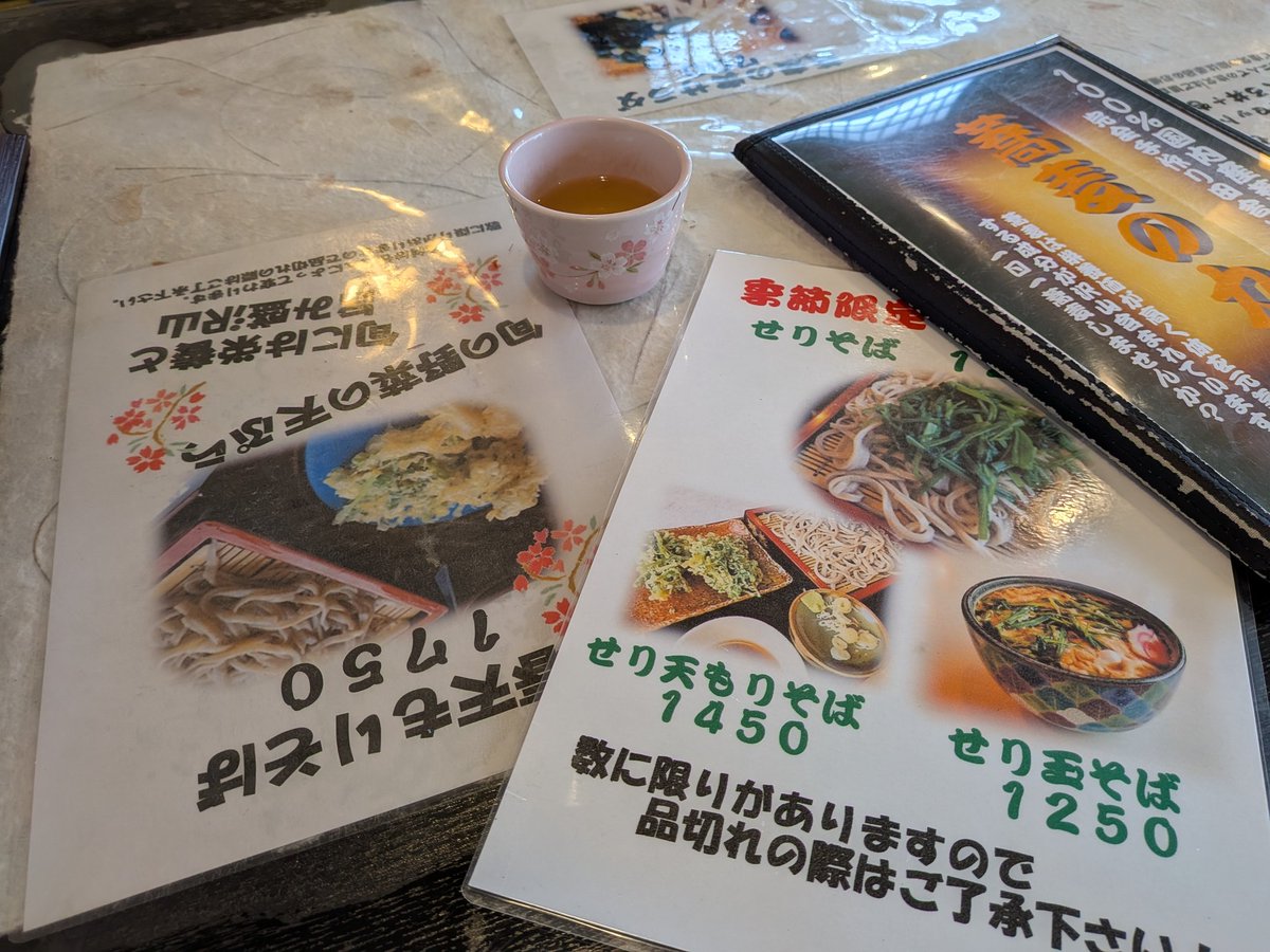 seominami's tweet photo. 今日は 吉田家さんまで桜の開花状況を調査ドライブ。昼時を外したのに満席。2階もあるから大丈夫です。そして春天もりそば！セリも食べたかった。    #幸手ランチ #久喜ランチ #手打ちそば吉田家 #天ぷらうま～い https://t.co/yDBncw1Soz