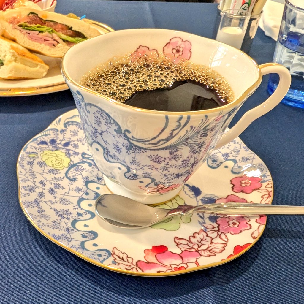 totomint's tweet photo. コーヒーのカップがとても素敵でした🌸桜は五分咲き　3月23日 https://t.co/Ays4tPFG8H