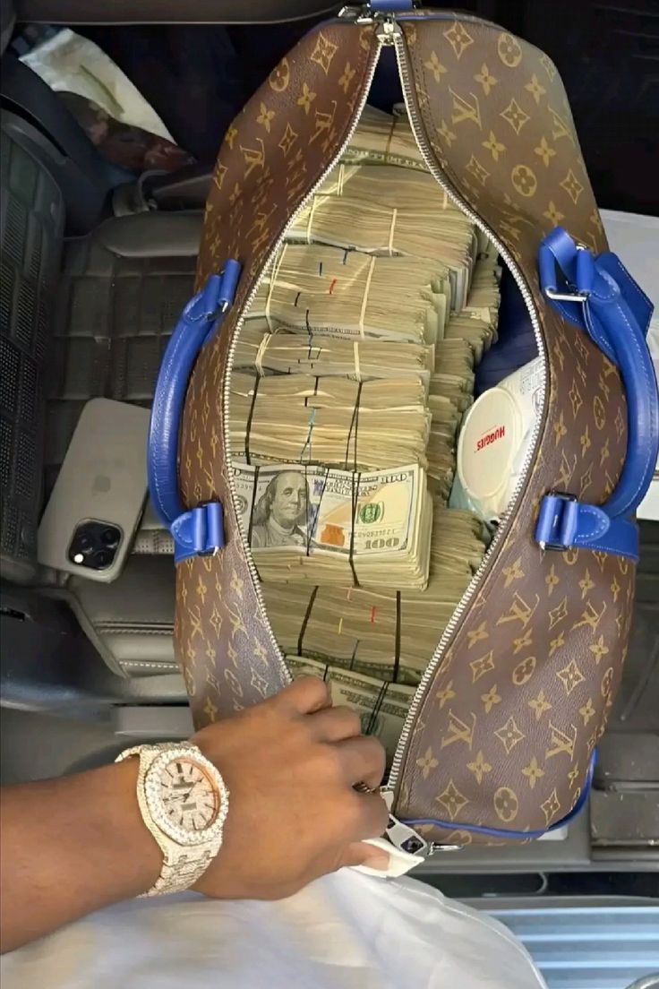 ManOfFocus_'s tweet photo. BRO, YOUR BROKE ERA IS OVER!! 

Your rich boy era is here. https://t.co/R2cVkpJ1He