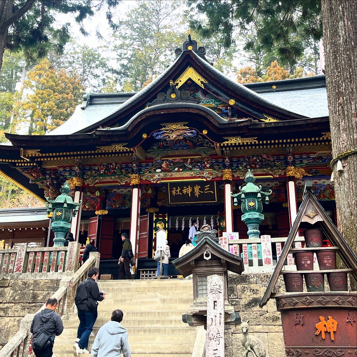 三峯神社へお礼参りに行ってきました。
今年は鹿がお出迎えしてくれて、良いことがありそう