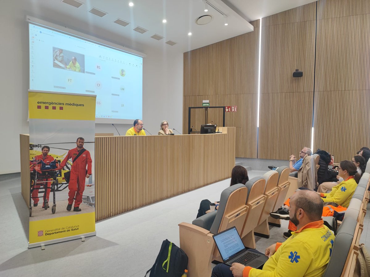 semgencat's tweet photo. #EstàPassant: Més d’un centenar professionals participen avui a la jornada “Una rotació diferent: MIR/IIR al SEM”, celebrada a l’Hospital @harnaulleida, i organitzada de forma conjunta entre el SEM i les unitats docents de l’@icscat, amb la col·laboració dels residents MIR i IIR.

El director mèdic del SEM, Jorge Morales, ha destacat que la formació dels MIR i IIR és un pilar estratègic per garantir la qualitat assistencial i reconèixer la trajectòria dels professionals que, durant anys, han impulsat l’àmbit de les urgències i emergències.

La sotscap territorial de Lleida i Alt Pirineu, Montserrat Navarra ha compartit que, “és un orgull veure el nivell d'implicació que han demostrat els residents durant la seva rotació a les unitats de Lleida. Aquesta jornada no és només un tràmit de finalització de rotació; és una posada en comú d'experiències viscudes a les nostres carreteres i domicilis, on cada cas triat representa un repte que hem superat junts.”