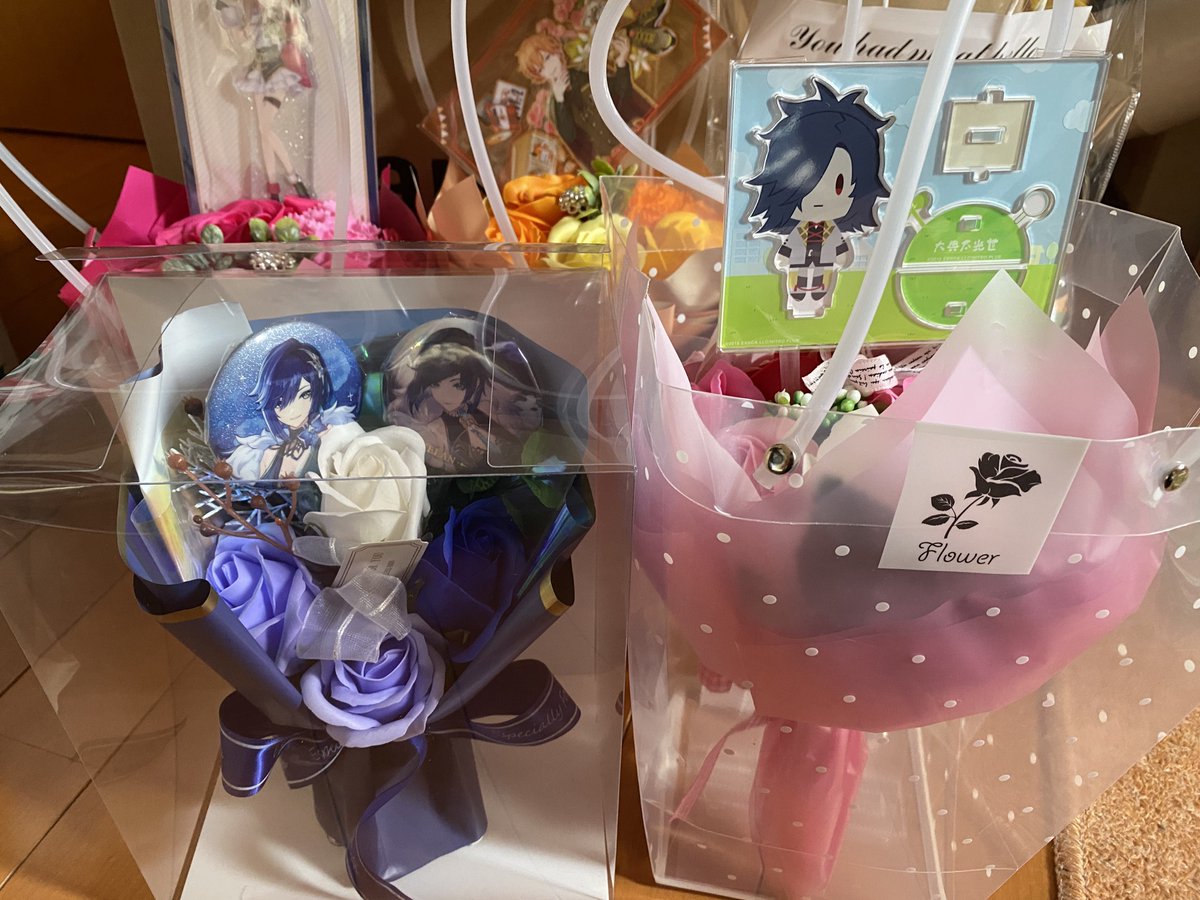 裏で今年卒業の方たちに向けて推しキャラ花束の制作してました✋
去年自分が頂いた物を参考にして缶バだけじゃなくてアクスタとかも入れながら作りました！！！

結論:可愛いし綺麗‼️