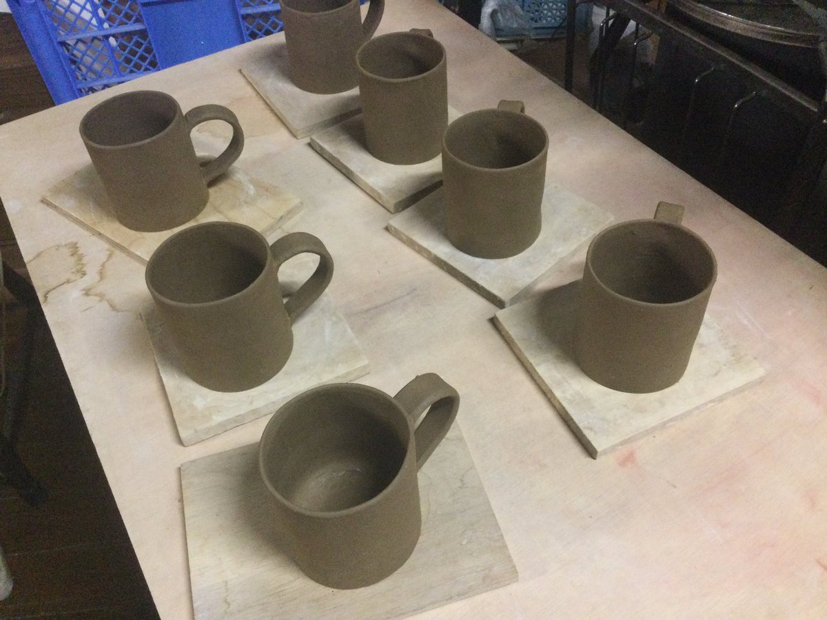 乾燥中。来月の下北沢でのポップアップに間に合わせるために、今週はひたすら成形してました。２枚目のマグカップは、あと1時間ほど乾燥させたら、ドロドロの白い粘土を塗って、表面にザラザラ感をつけます。
