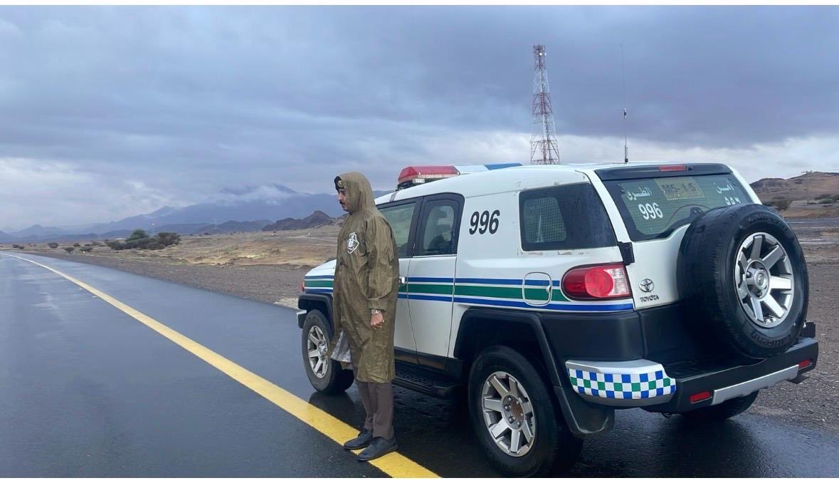 مدینہ منورہ میں باران رحمت ⛈️❤️ برس رہی ہے ، سیکیورٹی اہلکار اپنی ڈیوٹی انجام دے رہی ہے !