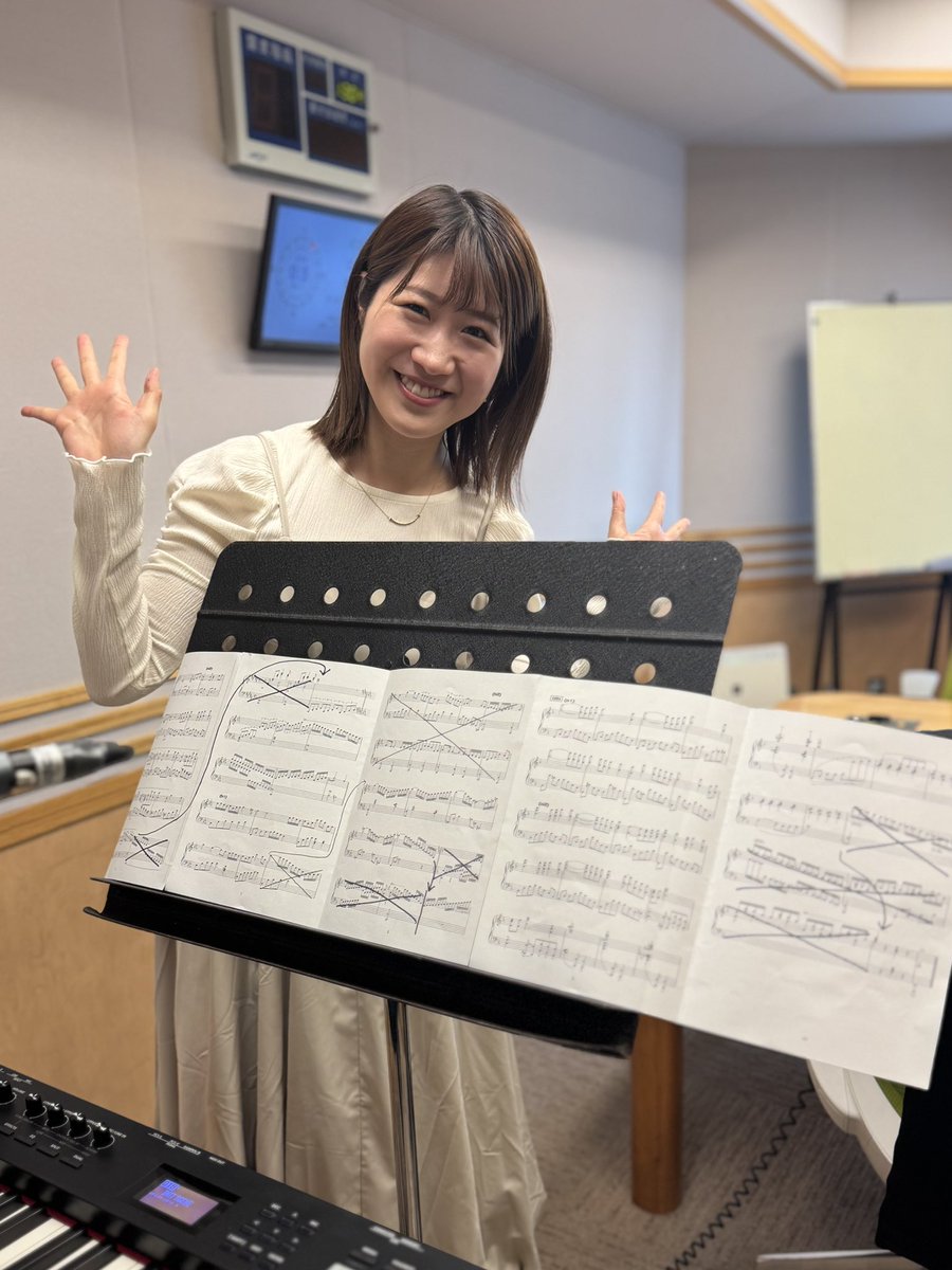 m_ongakushitsu's tweet photo. 皆さん！今日もお疲れさまです☺️

#ラジオの中の音楽室
#みんなの音楽室 

昨年の秋に、2ndシーズンとして開校しました「みんなの音楽室」🎵
ついに今日が、今シーズンの最終回となります🥹💦
（尚、一部放送局では明日・金曜日が最終回となります。）

今シーズンは、嬉しい事に“ご新規のリスナーさん“も増え‥
#坂口愛美（@ami_sakaguchi_）  さんも「この音楽室が広くなった気がする」と大変喜んでいました😊
また「音楽」を愛するお仲間から色々な音楽を教えて頂き「カラオケのレパートリーも増えた」と言っていました🎤✨

相変わらずお茶目な坂口さんです😁

今日をもちまして、閉校？休校？となりますが、皆さんと再会出来る日を強く願いながら、一旦お別れしたいと思います。

この公式Xをはじめ、番組のオフィシャルサイトを日々‥ご覧頂き、温かいコメントを送って下さった皆さん、ありがとうございました🙇‍♀️
毎回読ませて頂くのが本当に楽しみでした。

念願叶って、再び開校する事が出来ましたら‥真っ先に皆さんにご報告をしたい❗️と思っています。
その時が訪れるまで、よかったら待っていて下さいね☺️

今、🌸前線がジリジリと北上しています。この春‥新しい環境の中で「頑張ろう！」という方も沢山いらっしゃると思いますが、くじけそうになった時、ほんの少し勇気が欲しい時、そして楽しい事があった時‥いつでも皆さんの心に寄り添ってくれるのが「音楽」です🎶

春からも‥皆さんに素敵な「音楽」との出逢いがありますように🤲
そしてその“出逢い“を聞かせて頂ける日が訪れますように‥
心より願っています✨

「みんなの音楽室」
沢山の“ありがとう“の気持ちを込めて、今日も元気に開校です📻

皆さん、本当にありがとうございました🫶✨

#みんなのリクエスト
#ファイナルウィーク
#最終回  
#心から #ありがとうございました
#スタジオでの
#記念フォト