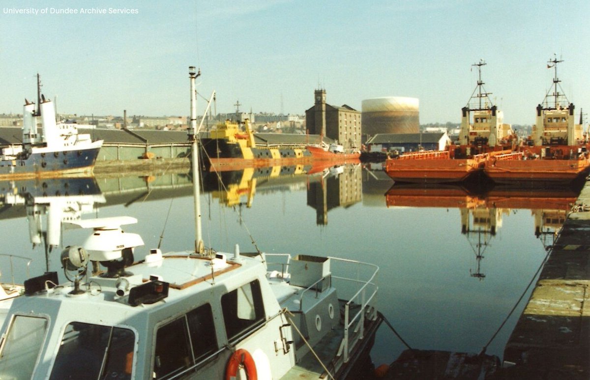 UoD_Archives_RM's tweet image. #ThrowbackThursday a mid 1990s view of Victoria Dock, #Dundee captured by Dickson Park. #Archives #DundeeUniCulture