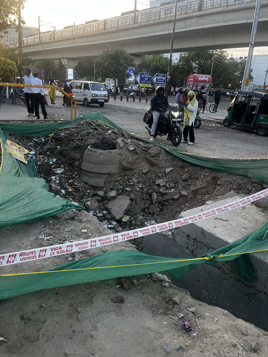 pankajag7's tweet photo. Famous Malls road MG road of Gurugram. Are we Waiting for a disaster to happen to  wake up. Pending for months on a busy stretch like Sahara mall. @gurgaon_live @MunCorpGurugram @RaoNarbir @cmohry https://t.co/qf3lBeHypY