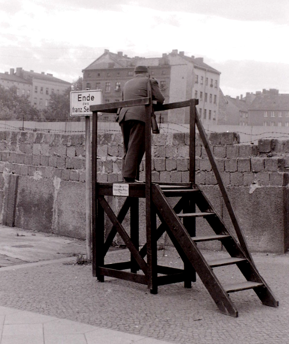 allhailtwit's tweet photo. Berlin Wall at Bernauer Strasse, 27 August 1962. I post photographs taken on  my many Berlin visits in the 1950s and 1960s. 180 unique historic street images of East and West Berlin are in my book "Berlin in the Cold War" (Amberley Publishing.). #Berlin https://t.co/smml8yyjbg