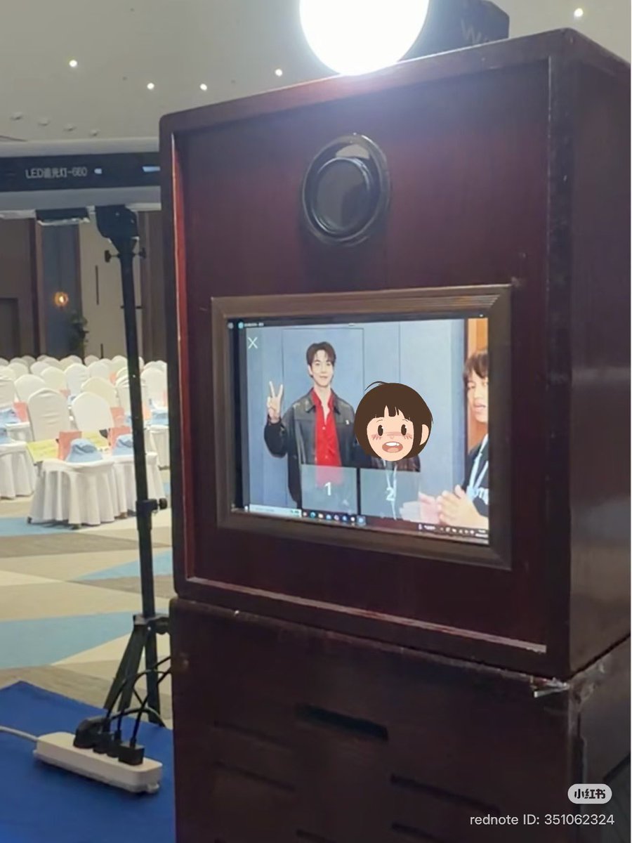 Zhang_ziwei's tweet photo. ทีมงาน #MaxkyFansignShanghai2026
อัพขอบคุณพี่แม็กกี้ และชื่นชมมากๆ 🥰 #maxky_rp 

บันทึกงานแจกลายเซ็นของแม็กกี้ที่เซี่ยงไฮ้

งานแฟนไซน์ของแม็กกี้ที่เซี่ยงไฮ้เสร็จสิ้นลงอย่างราบรื่นทุกอย่าง ทุกครั้งที่ได้ร่วมงานกับแม็กกี้มีความสุขมากๆ ถึงแม้ว่าครั้งนี้ตารางงานจะค่อนข้างแน่น แล้วไฟลท์บินทั้งไปและกลับล้วนเป็นไฟลท์ที่บินดึกและไปถึงเช้า แต่ ศิลปินของเราให้ความร่วมมือแบบ 200% วันสุดท้ายตอนไปเกินซื้อของเขายังซื้อของขวัญให้ทีมงานด้วย แล้วตอนที่กินข้าวที่สนามบิน เป็นครั้งแรกเลยที่ฉันเห็นศิลปินหยิบโทรศัพท์ออกมาจะจ่ายเงินให้(แต่สุดท้ายก็ไม่ได้ให้แม็กกี้จ่ายนะ)

ปล. แม็กกี้เป็นศิลปินที่ยอดเยี่ยมมาก เขาได้รับคำชมจากลูกค้าและทีมงานเสมอมาโดยตลอด เขาจริงใจและใจดีมากๆ หวังว่าขอให้มีคนชื่นชอบเขาเยอะๆ ขอให้เขามีโอกาสในด้านการงานเยอะขึ้นๆทุกวันๆเลย

พี่แม็กของเราน่ารักและเก่งสุดๆเลย 🫶🏻