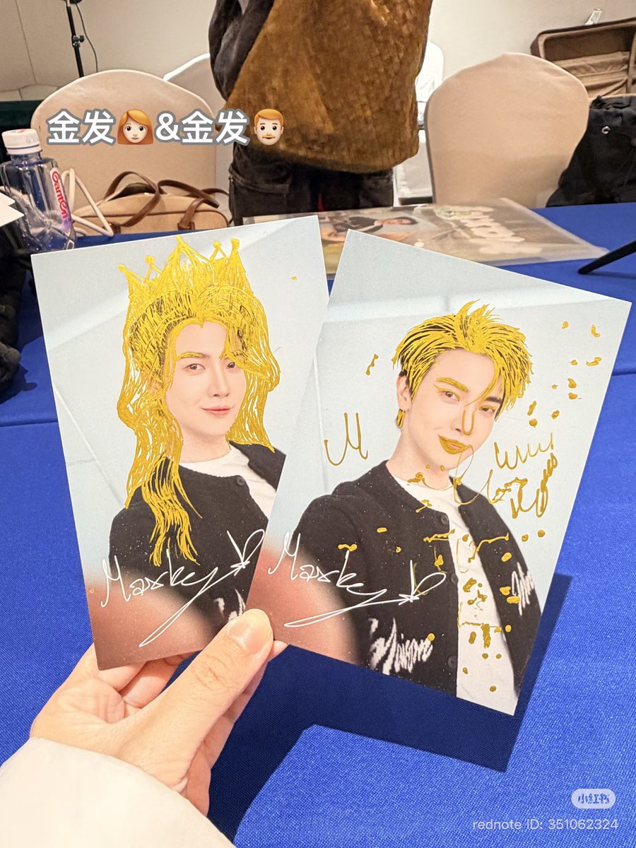 Zhang_ziwei's tweet photo. ทีมงาน #MaxkyFansignShanghai2026
อัพขอบคุณพี่แม็กกี้ และชื่นชมมากๆ 🥰 #maxky_rp 

บันทึกงานแจกลายเซ็นของแม็กกี้ที่เซี่ยงไฮ้

งานแฟนไซน์ของแม็กกี้ที่เซี่ยงไฮ้เสร็จสิ้นลงอย่างราบรื่นทุกอย่าง ทุกครั้งที่ได้ร่วมงานกับแม็กกี้มีความสุขมากๆ ถึงแม้ว่าครั้งนี้ตารางงานจะค่อนข้างแน่น แล้วไฟลท์บินทั้งไปและกลับล้วนเป็นไฟลท์ที่บินดึกและไปถึงเช้า แต่ ศิลปินของเราให้ความร่วมมือแบบ 200% วันสุดท้ายตอนไปเกินซื้อของเขายังซื้อของขวัญให้ทีมงานด้วย แล้วตอนที่กินข้าวที่สนามบิน เป็นครั้งแรกเลยที่ฉันเห็นศิลปินหยิบโทรศัพท์ออกมาจะจ่ายเงินให้(แต่สุดท้ายก็ไม่ได้ให้แม็กกี้จ่ายนะ)

ปล. แม็กกี้เป็นศิลปินที่ยอดเยี่ยมมาก เขาได้รับคำชมจากลูกค้าและทีมงานเสมอมาโดยตลอด เขาจริงใจและใจดีมากๆ หวังว่าขอให้มีคนชื่นชอบเขาเยอะๆ ขอให้เขามีโอกาสในด้านการงานเยอะขึ้นๆทุกวันๆเลย

พี่แม็กของเราน่ารักและเก่งสุดๆเลย 🫶🏻