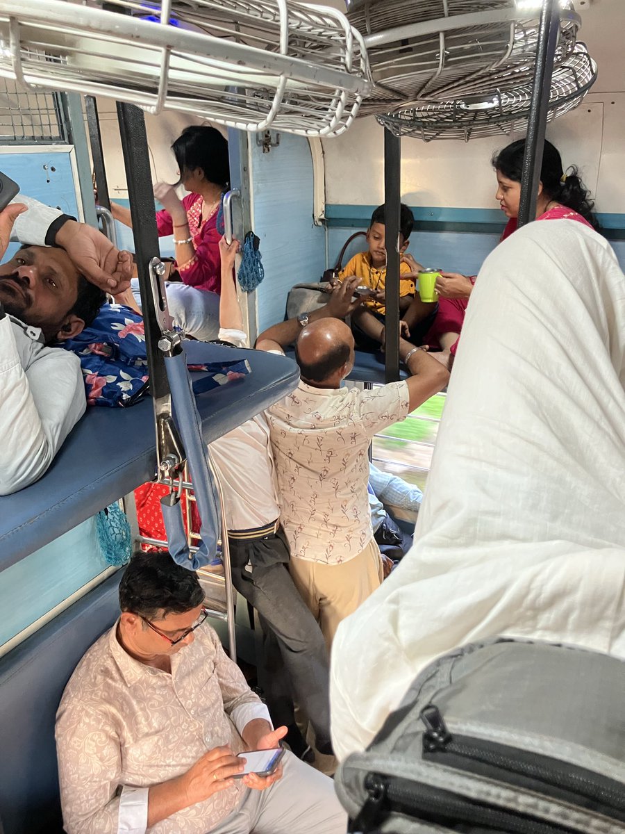 aokinoko200069's tweet photo. インド🇮🇳旅行の記憶
3/7 移動日（デリー経由）
今回の寝台列車はグリーン車的なやつ。ご飯も出るし乗務員と客がアジアのGDPについて語ってた

デリー→アグラへの電車では窓から乗車を試みる輩

宿泊先のドミトリーは欧米人が多かった。冷房の温度を17℃にしたやつを俺は許さない（無事発熱） https://t.co/x0NDTX5nxs