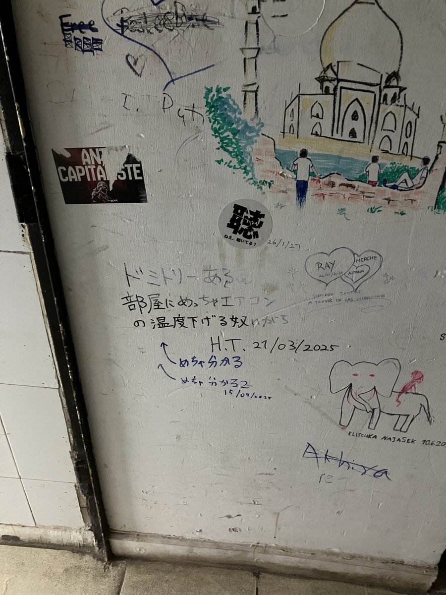 aokinoko200069's tweet photo. インド🇮🇳旅行の記憶
3/7 移動日（デリー経由）
今回の寝台列車はグリーン車的なやつ。ご飯も出るし乗務員と客がアジアのGDPについて語ってた

デリー→アグラへの電車では窓から乗車を試みる輩

宿泊先のドミトリーは欧米人が多かった。冷房の温度を17℃にしたやつを俺は許さない（無事発熱） https://t.co/x0NDTX5nxs