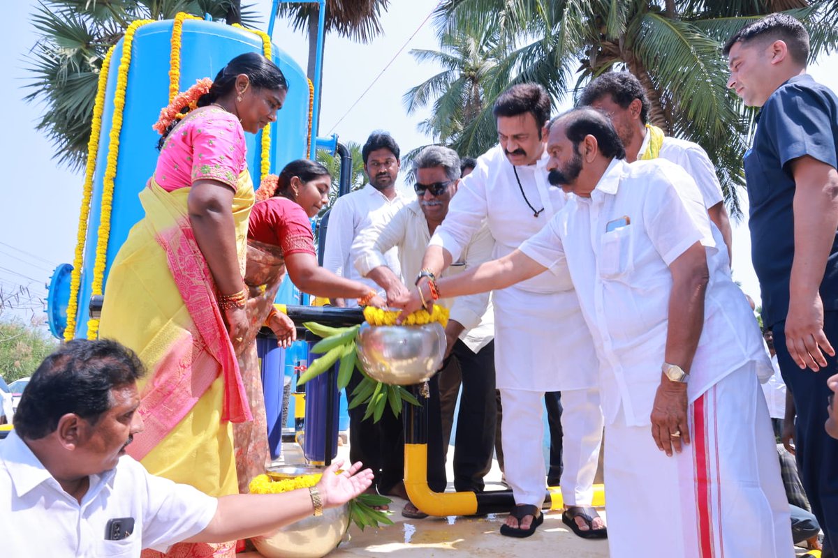 KRaghuRaju's tweet photo. ఈరోజు ఉదయం ఆకివీడు మండలం, మండపాడు గ్రామంలో ఏర్పాటు చేసిన 0.5 MLD మైక్రో ఫిల్టర్ ను ప్రారంభించాను. ఈ కార్యక్రమంలో పలువురు ప్రభుత్వ అధికారులు, స్థానిక నాయకులు, కార్యకర్తలు మరియు గ్రామస్థులు పాల్గొన్నారు.
#IdhiManchiPrabhutvam #RRRForUndi https://t.co/4DggkILOep