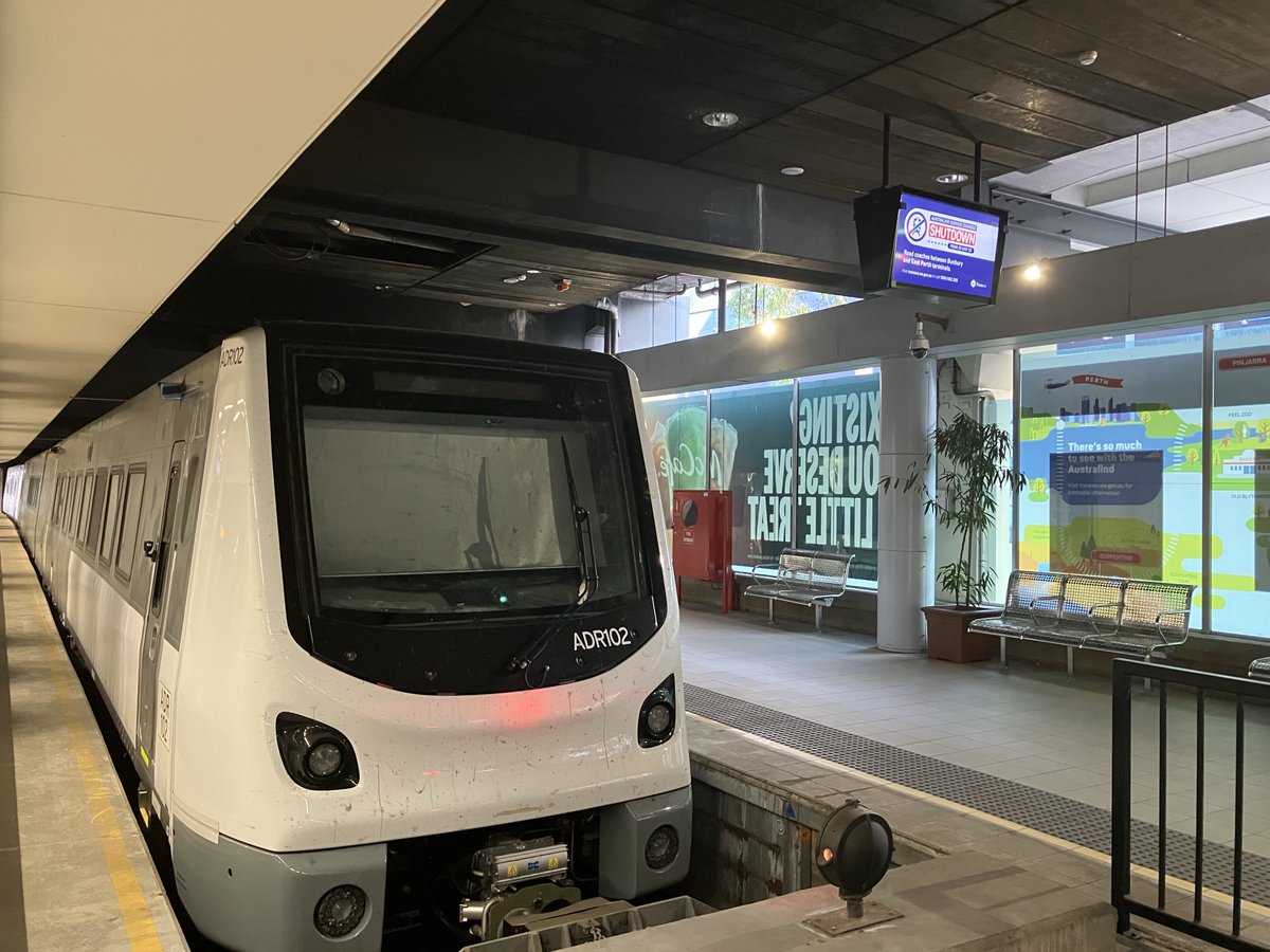 ClarkeJamesL's tweet photo. The second DMU for the Australind is being tested. https://t.co/OUs6a9VwFa
