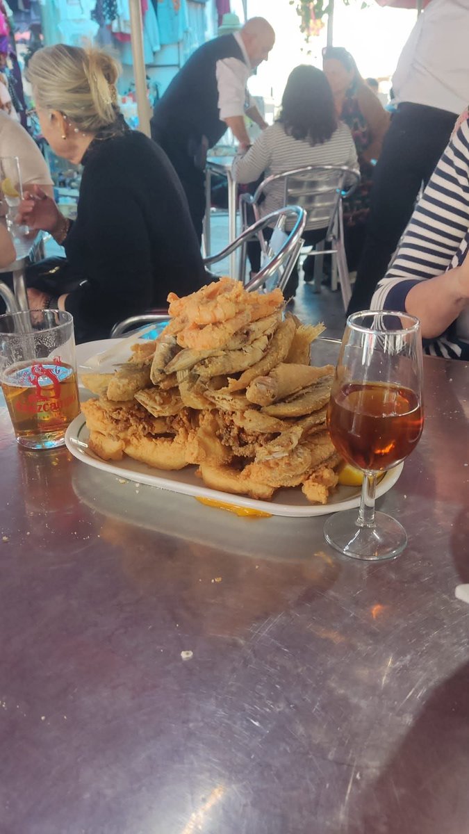 Media ración de pescaíto en Sanlúcar de Barrameda 😮😮😮, ayer
¿Cómo será la Ración? 🤣🤣🤣🤣
Para 10 personas??🤣🤣