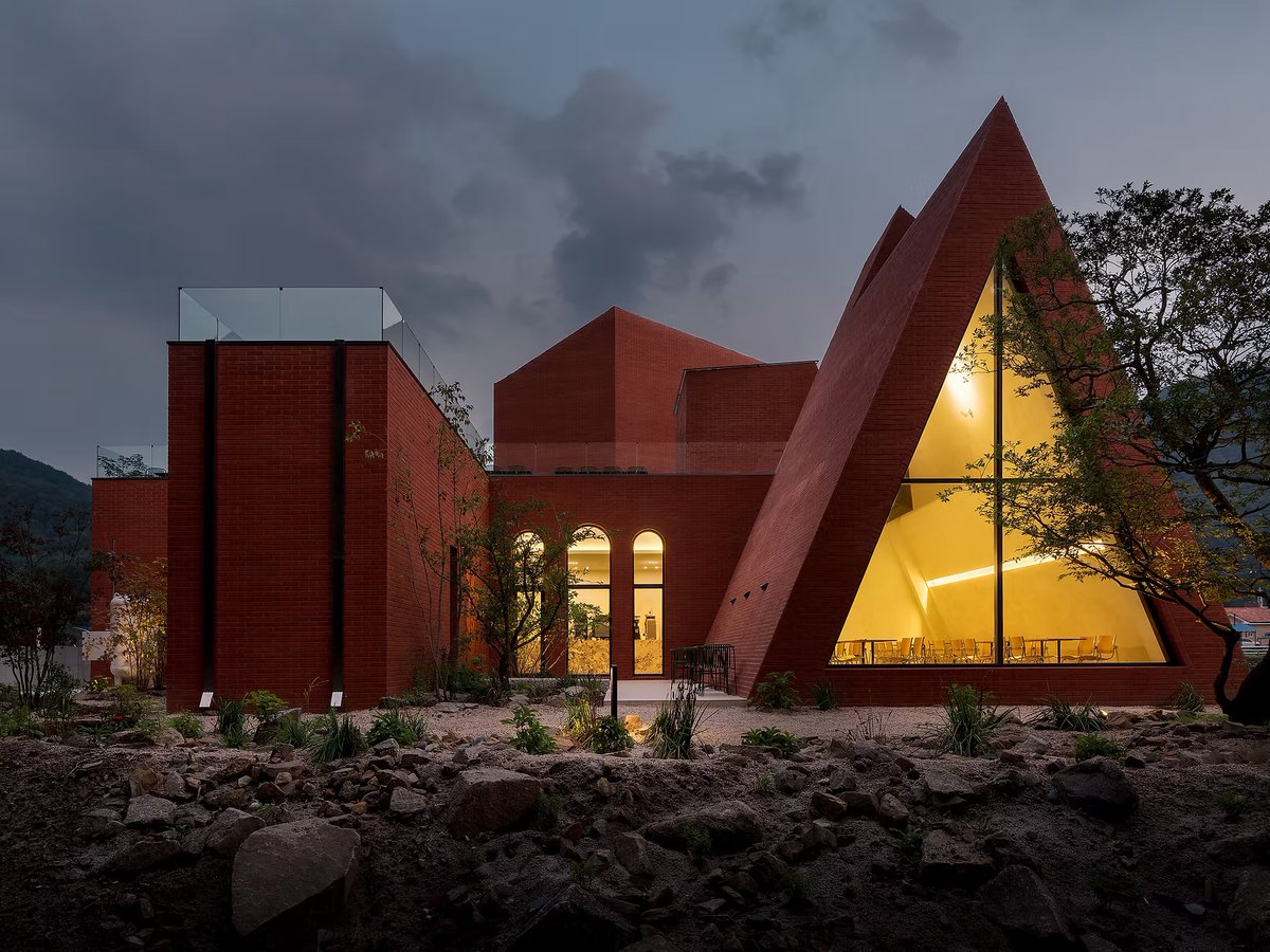 journaldesign's tweet image. Silence, matière et lumière : immersion au Monologue Café
Un café en Corée du Sud pas comme les autres : urls.fr/gxOtLi

#architecture #monolithic #café #brick #building #fortress #SouthKorea