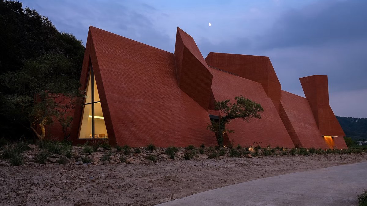 journaldesign's tweet image. Silence, matière et lumière : immersion au Monologue Café
Un café en Corée du Sud pas comme les autres : urls.fr/gxOtLi

#architecture #monolithic #café #brick #building #fortress #SouthKorea