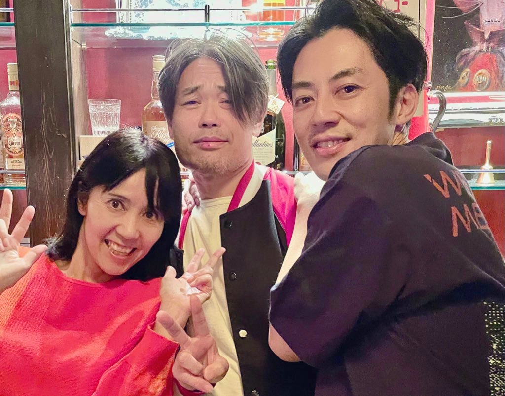 CAROLINE101CHA's tweet photo. 今日の23:15〜の #アメトーーク
激アツ〜絶対観よう〜✨
『東野・西野・品川の3人矢印トーーク』オンでもオフでも変わらぬキレキレトークが楽しみです✨ 見逃したらTVerで✨
#アメトーク #品川祐 #西野亮廣
#えんとつ町のプ��ル 約束の時計台 が
3/27〜公開🎞🎉
品川監督と炎の営業マン！？西野さん🔥 https://t.co/ouySebJetM