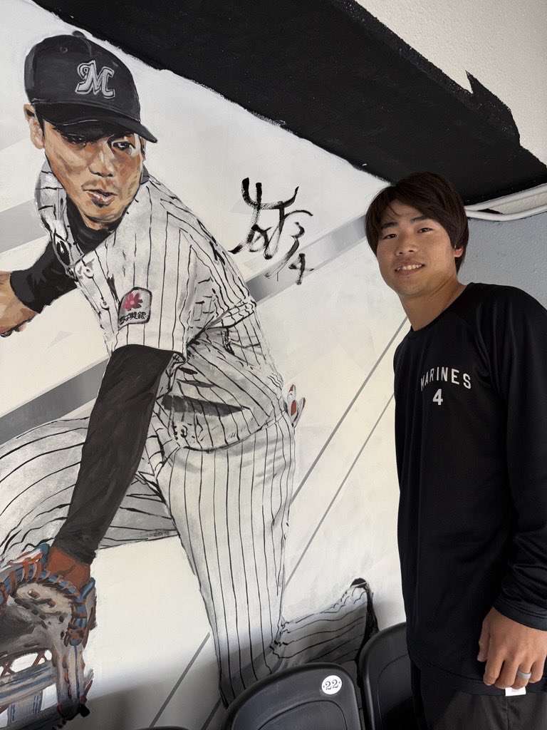 こちらも練習前にサイン入れを行った #友杉篤輝 選手。 「明日から開幕