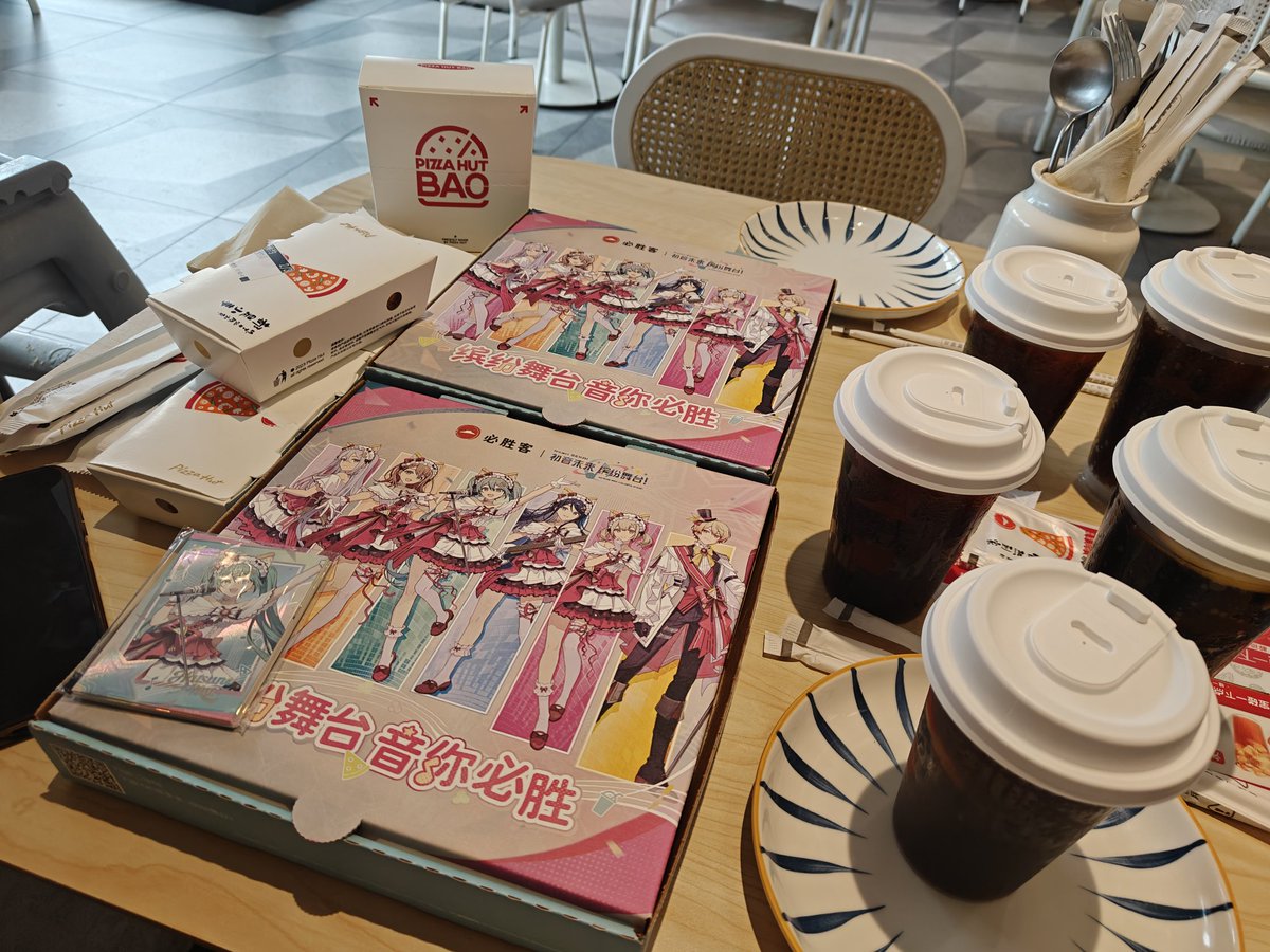 Zaluga_lic's tweet photo. pjsk的必胜客联动，两个人吃还是太撑了，小胃袋还是三个人吃比较好😂 https://t.co/5HiKx1WKtz