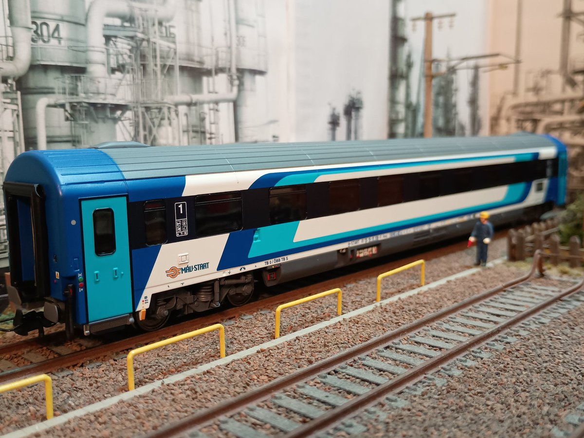 Yochan_Bahn's tweet photo. 奥事案着弾!
MÁV-STARTのEuroNightセット🇭🇺
MÁV-START Amz 1991.1 & Bpmz 2091.1
(ACME 55340 set EuroNight 50462)
#東欧チャンピオンカーニバル
#night_train_Collection
#欧州型H0よ
#鉄道模型
#HOゲージ https://t.co/jfG3K8Fqa3