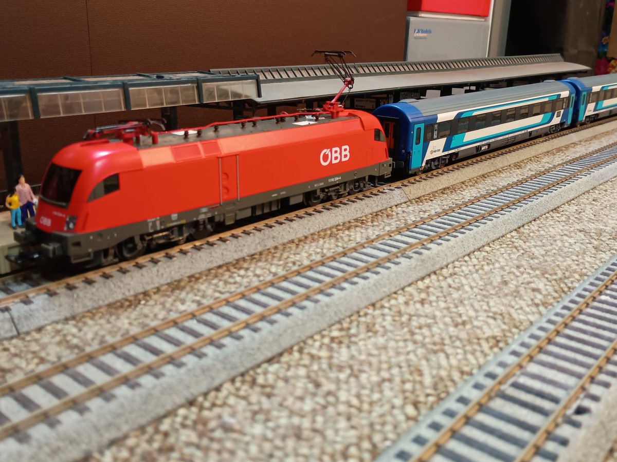 Yochan_Bahn's tweet photo. 奥事案着弾!
MÁV-STARTのEuroNightセット🇭🇺
MÁV-START Amz 1991.1 & Bpmz 2091.1
(ACME 55340 set EuroNight 50462)
#東欧チャンピオンカーニバル
#night_train_Collection
#欧州型H0よ
#鉄道模型
#HOゲージ https://t.co/jfG3K8Fqa3