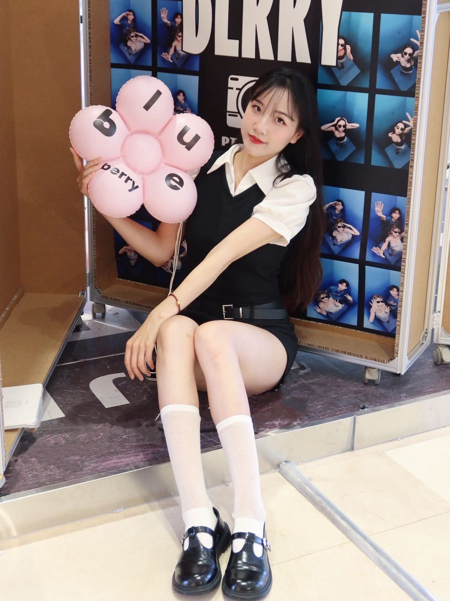 ta co je víc sexy tweet media