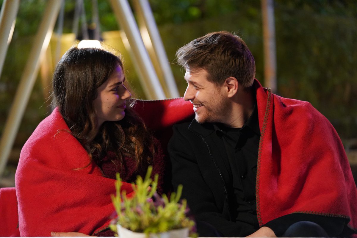 beyzoos9's tweet photo. şu sahneyi ne kadar merak etsem de iki fragmanda da sadece bu sahneyi vermeleri artı olarak özette de sadece bu sahneden fotoğraf gelmesiyle bölüm boyunca tek sahnemiz olduğu artık kesinleşti gibi güzelim çifti, diziyi mahvettiniz inanılmaz sinirliyimm. orelim çiçeklerimm 🥲 https://t.co/0Ig8qWfMfm