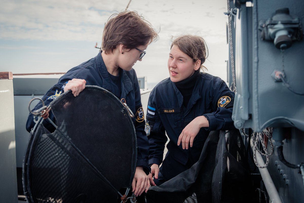Kaitsevagi's tweet image. EML Sakala crew practicing various drills and emergency scenarios in the Tallinn Bay to prepare the team for real-life situations⚓️

📷 Sgt. Triinu Liis Mullaste
#Kaitsevägi #EDF #Navy #Estonia #Military #StrongerTogether #NATO #WeAreNATO