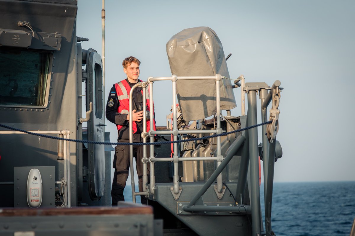 Kaitsevagi's tweet image. EML Sakala crew practicing various drills and emergency scenarios in the Tallinn Bay to prepare the team for real-life situations⚓️

📷 Sgt. Triinu Liis Mullaste
#Kaitsevägi #EDF #Navy #Estonia #Military #StrongerTogether #NATO #WeAreNATO
