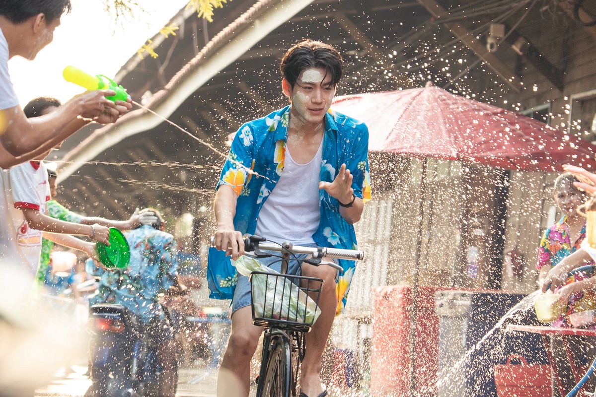 AlmondProgresBR's tweet photo. [#INFO] A conta oficial  de #WhenOrangesFall postaram essas fotos dos bastidores  de #WhenOrangesFallQ7  🍊🍊💦💦

Ko Song e Ko Neung brincando no Songkran 🤏🏻

#AlmondProgress #Almondbabybigboy #ProgressPassawish #PSPW https://t.co/dTd95h08At