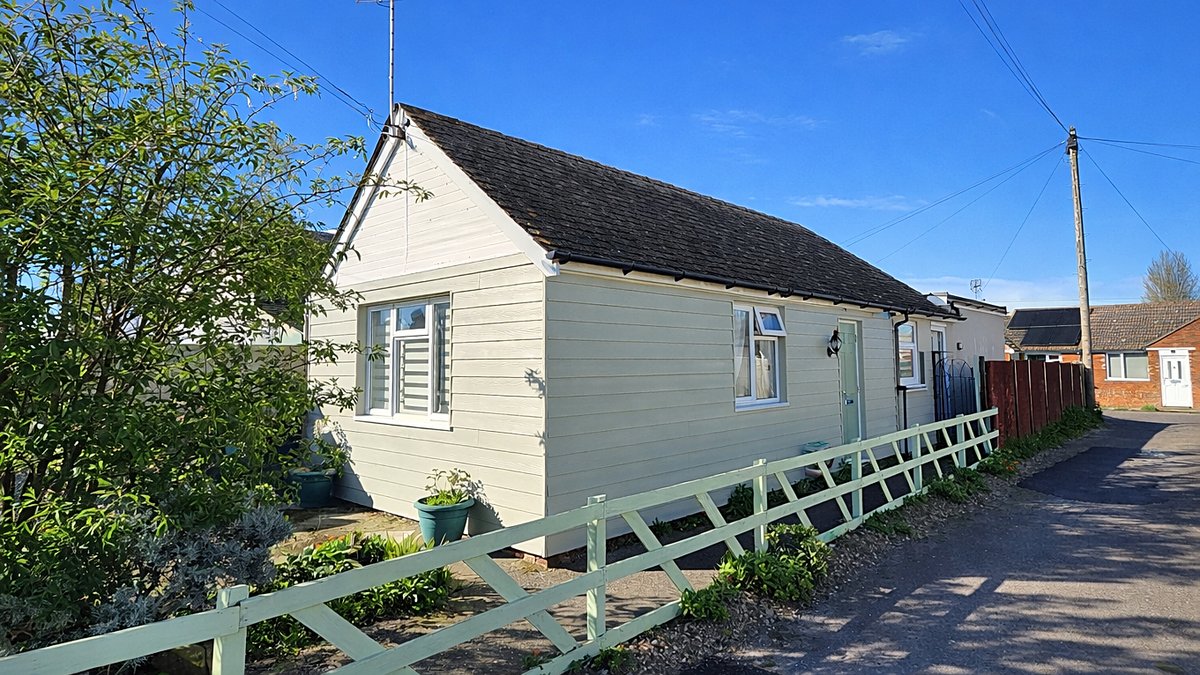 DC_Estates's tweet image. ✨New Listing
Refurbished detached one bedroom bungalow on Bentley Avenue, Studd Hill, offered with no forward chain, with lounge/diner, kitchen/breakfast room, garden and driveway.

Read more: davidclarke.co.uk/?p=228018&amp;amp;depa…

#ForSale #KentHomes