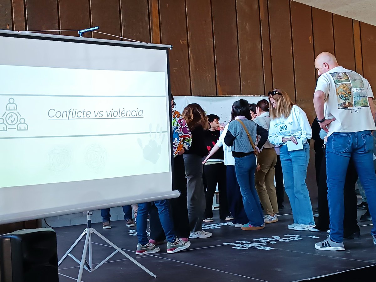 Seminari de direccions del Vallès oest, acompanyats pel perfil #cocobe, reflexionant sobre l'assetjament escolar amb l'equip #Aquiproubullying Conflicte vs violència. En el conflicte hi ha equilibri de poders, en la violència intencionalitat de fer mal. <a href="/SSTTMVO/">ST_MVO</a>