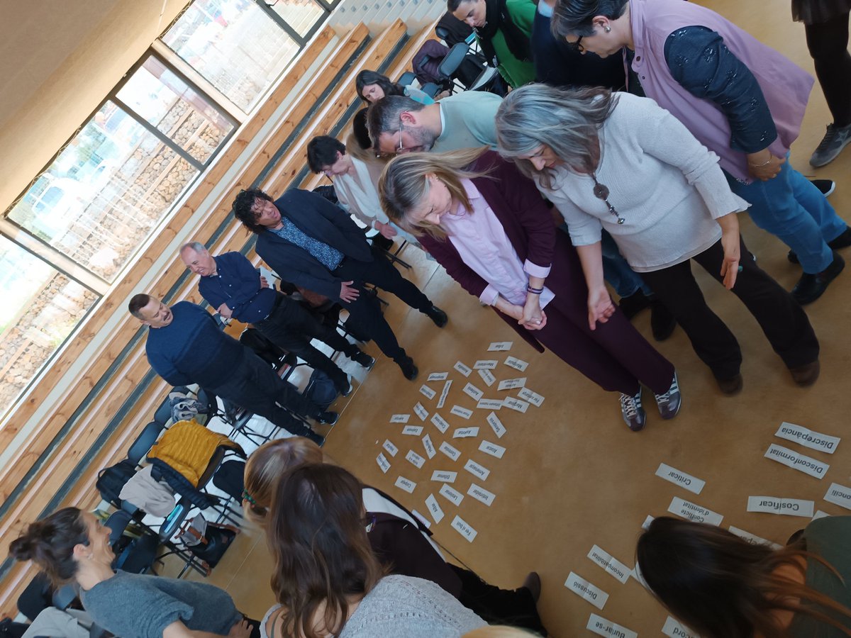 CRPVOII's tweet photo. Seminari de direccions del Vallès oest, acompanyats pel perfil #cocobe, reflexionant sobre l'assetjament escolar amb l'equip #Aquiproubullying Conflicte vs violència. En el conflicte hi ha equilibri de poders, en la violència intencionalitat de fer mal. @SSTTMVO https://t.co/WS8it4UUlp