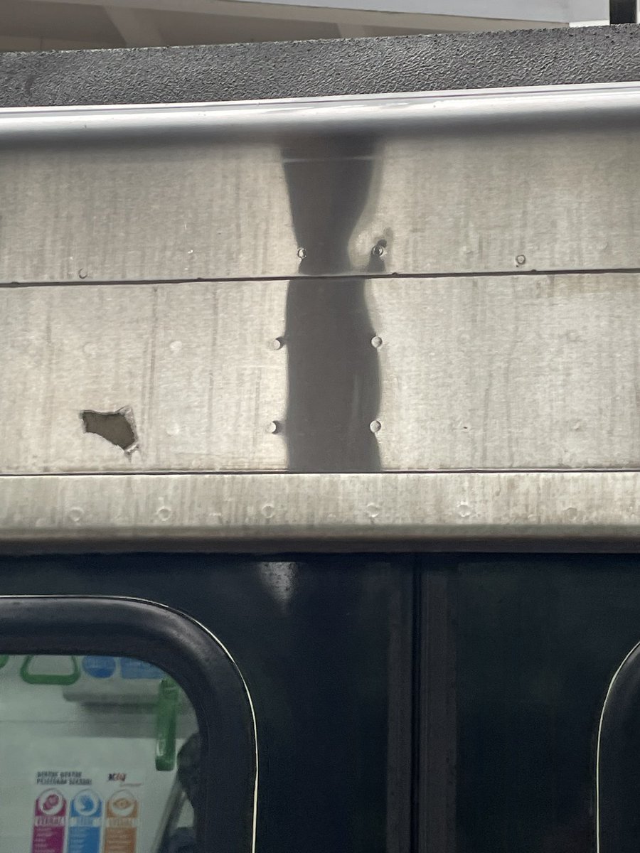 ClayAchlys's tweet photo. Indonesia ga kekurangan orang pintar tapi kekurangan orang jujur, engga tau kenapa ini KRL Baru tapi terasa sangat usang dari interior terasa dikerjakan asal asal an atau emang ga di rawat @CurhatKRL @CommuterLine https://t.co/IQ0lp5I8pj
