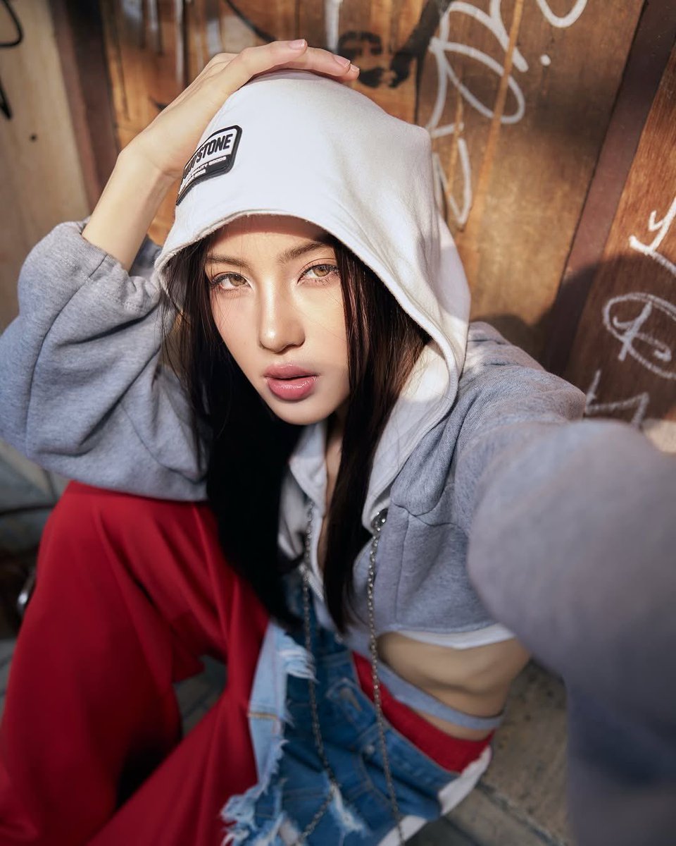 reitzuka's tweet photo. she’s killing every angle seriously https://t.co/OvIiTRP9XA