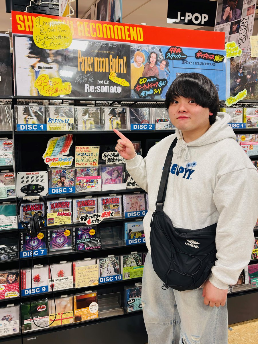 TOWER_Shinjuku's tweet photo. 【#PapermoonEndroll】
3/25に4年ぶりとなるE.P.『Re:sonate』をリリースしたばかりのPaper moon Endrollから、ヨコスカアラタさんがご来店🌛ディスプレイにサイン＆コメントカード頂きました😊9Fインディーズコーナーを✅!! https://t.co/NAti9ekv26
