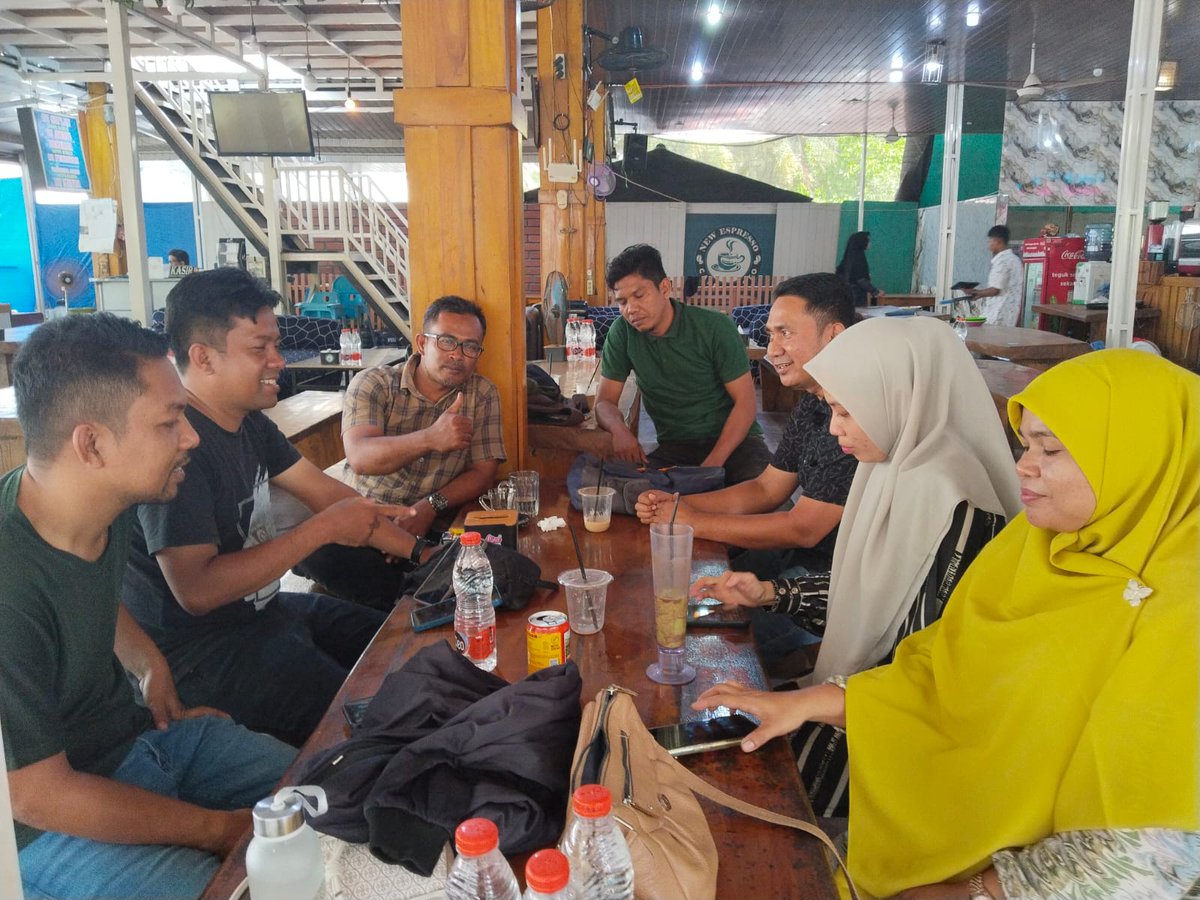 IskandarMSi4's tweet photo. Rakor terbatas bersama TIM Pendamping Desa Idi Rayeuk, Usai Lebaran Idul Fitri 2016 https://t.co/7JvALuuh7K