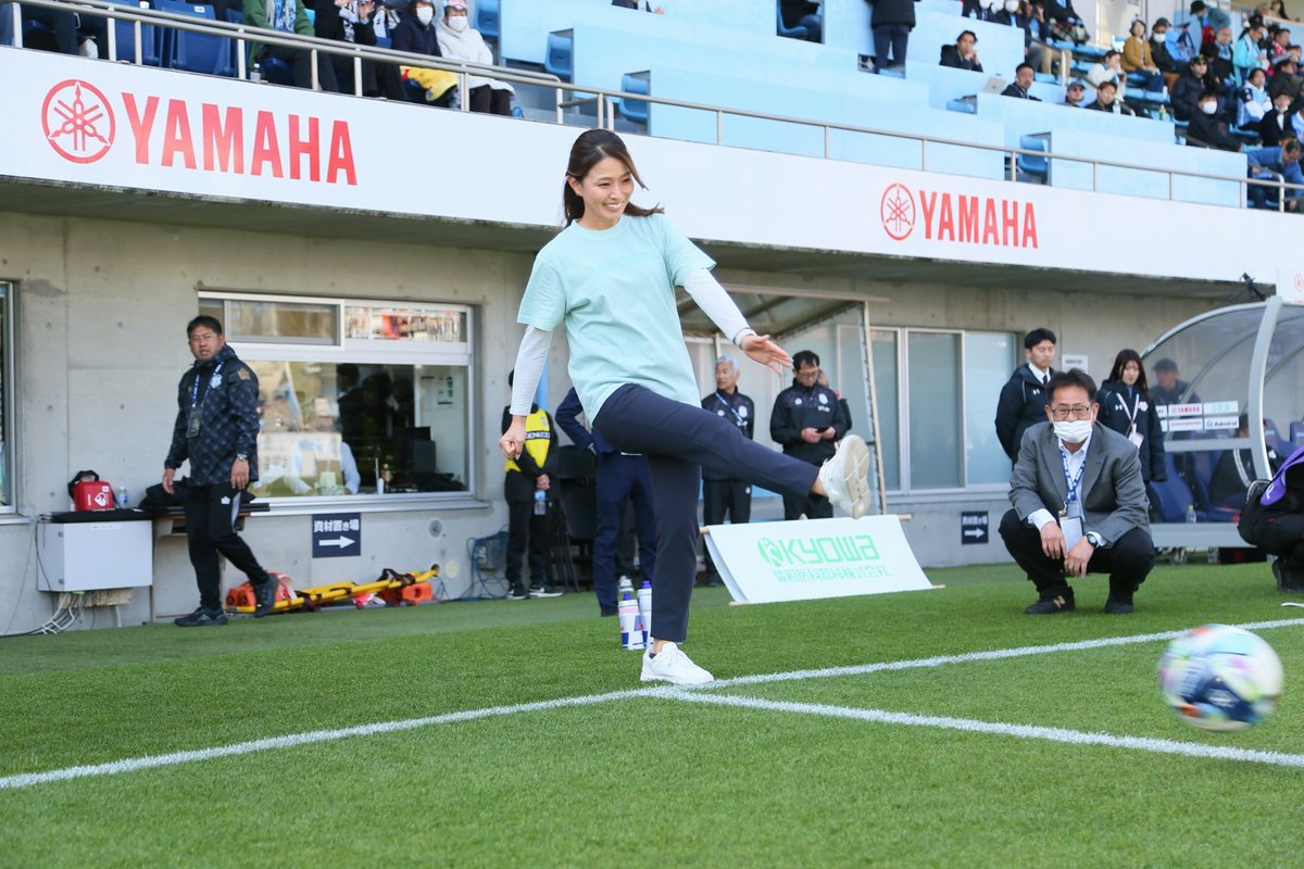 uno_maaya's tweet photo. まさか自分がこのピッチに立つ日が来るとは…⚽️

ジュビロ磐田のキックインセレモニーに
参加させていただきました。

貴重な機会をありがとうございました！

また一つ、忘れられない経験になりました✨

#ジュビロ磐田 #ヤマハスタジアム #キックインセレモニー

写真提供：ジュビロ磐田 https://t.co/UitZkmbOGs