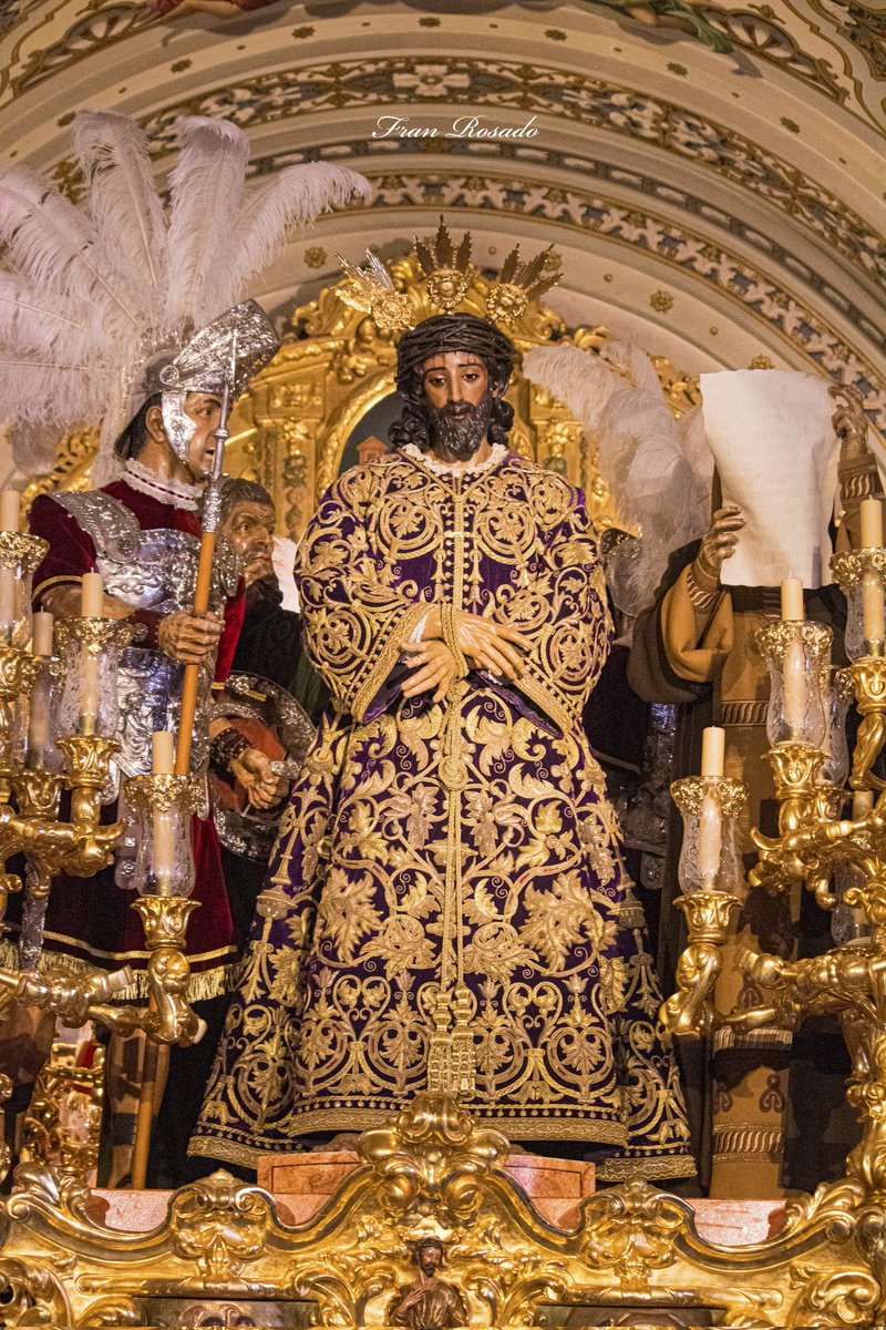 Me paseo por Sevilla
Saboreando el momento
Y noto como me miran
Se palpan los sentimientos.
Esta madrugada es mía
Esta es mi tierra, mi reino.
Avanza mi canastilla
Cortando el aire y el viento,
Siempre la misma mecida
Con el mismo movimiento.

Rafael González Serna 2016