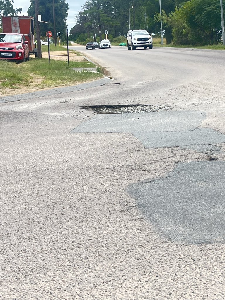 KBoroto's tweet photo. @MyJRA please assist with this pothole on Plantation road Blue hills AH https://t.co/CFplYETiQ1