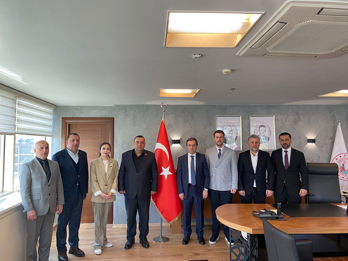 İlçe baskanımız Dursun Karabacak,Meclıs uyelerımız ve ilce baskan yardımcılarımız ile yenı Kymakamımıza Metin Maytalman‘a hayırlı olsun ziyaretınde bulunduk.