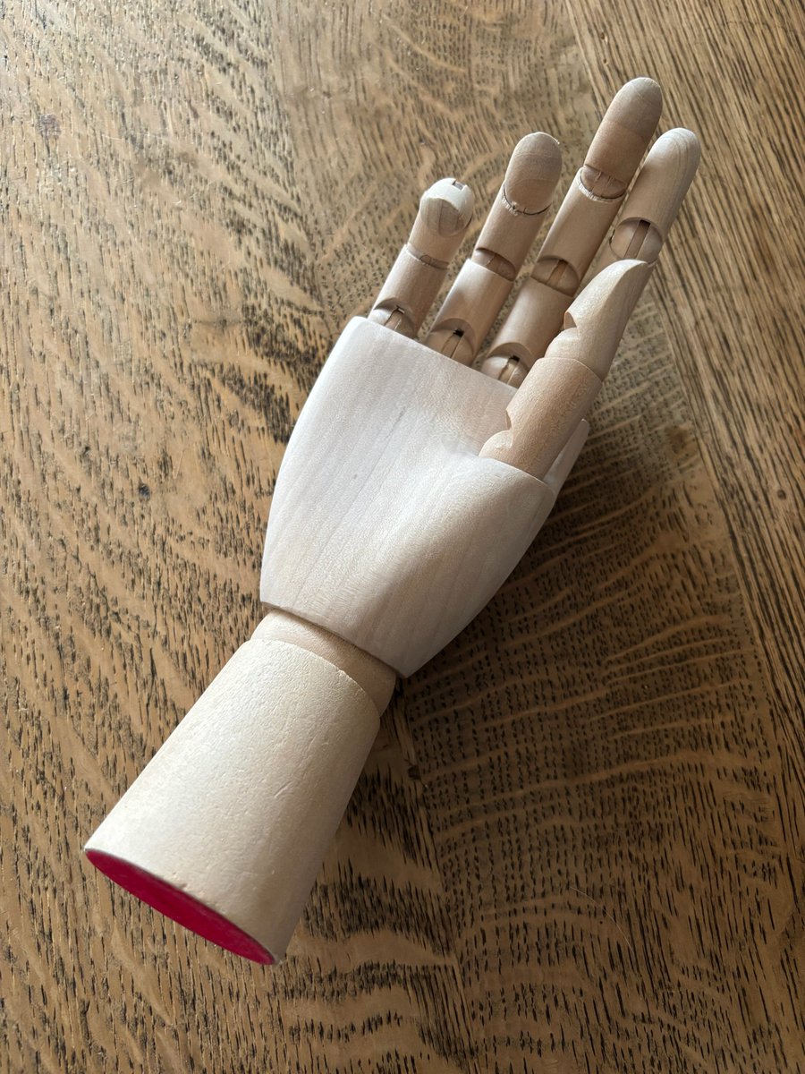 nyorozo's tweet photo. グッズがあまりにもないので、木製ハンドモデルを魔改造して、ロッキーを自作しました。稼働するよ！ https://t.co/Wzg0X3cSs1