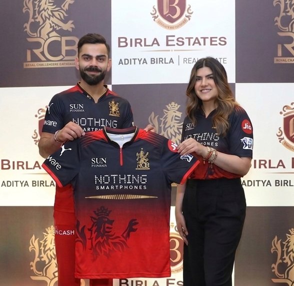 Maheshbr4U's tweet image. Top Valued #IPL Brand  , Royal Challengers #Bengaluru, has been acquired by a  Unique combo of Business Group @AdityaBirlaGrp, Media group @timesofindia, investment firms @blackstone &amp;amp; #Bolt for a $ 1.8 bn ( ₹16600 Cr)!
2025 pic of @ananya_birla with @imVkohli , RCB Jersey