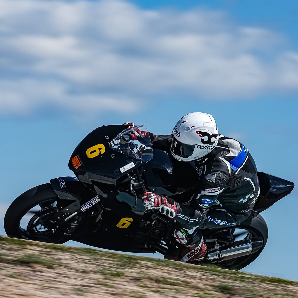 no1bloke's tweet image. There’s something special about riding a Supermono, it just beats with your heart 🥰 even more so when it’s the A&amp;amp;G Motorsports Kraemer motorcycles 690cc single cylinder.
@HeldBikeGear @WIZRACING @NoLimitsOnTrack #motorsport #motorcycle #manandmachine 
Photo Pete Wileman