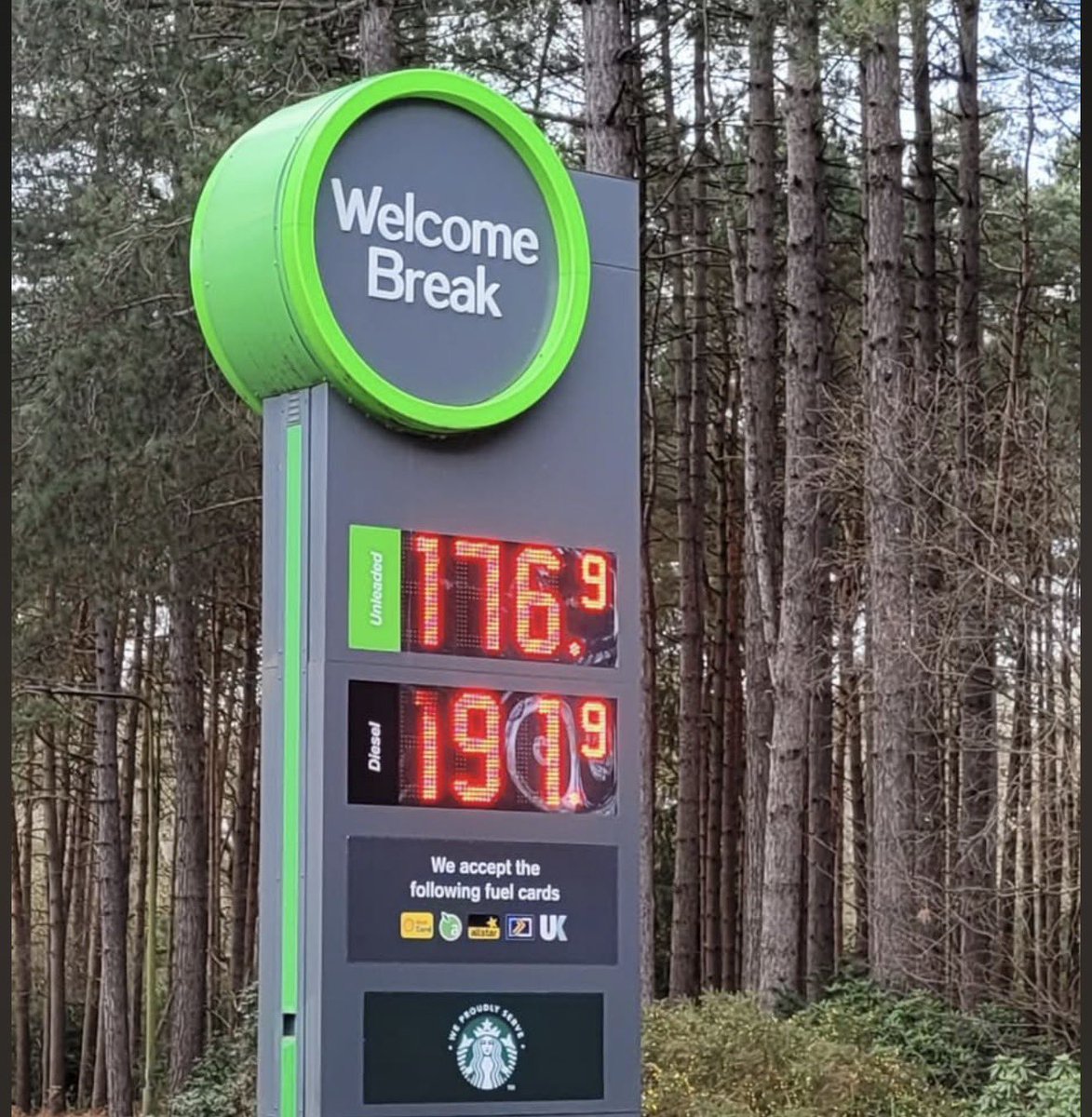 Tom Warren tweet media