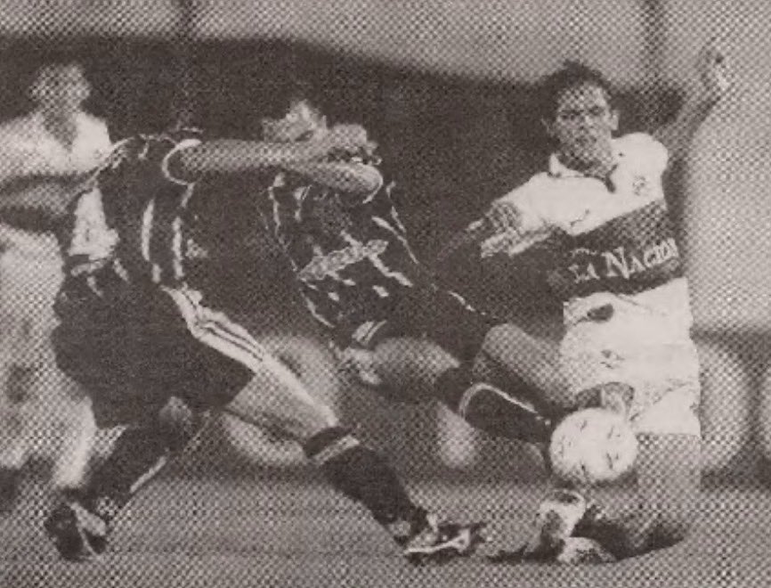 pasoapasopy's tweet photo. “EL PARTIDO QUE NUNCA DEBIÓ JUGARSE 🇵🇾⚽”

Un 26 de marzo de 1999, mientras el Paraguay sangraba en las plazas del Congreso, en el Defensores del Chaco la pelota rodaba por capricho. Era Olimpia vs. Corinthians por Copa Libertadores. 

Un escenario surrealista: un joven Roque Santa Cruz de 18 años contra el "Colorado" Gamarra, mientras a pocas cuadras se escribía la historia más triste del Marzo Paraguayo.

El ambiente estaba cargado, denso, casi irrespirable. El Decano perdía 2-1 y, de repente, en el entretiempo... 
Apagón total. Las luces del estadio se rindieron ante el caos que vivía el país. ahí cuando ocurrió lo increíble: el mítico Luis Cubilla, consumido por el miedo y la tensión de lo que pasaba afuera, agarró sus cosas y se fugó del estadio. No salió a dirigir el segundo tiempo; simplemente desapareció en la penumbra.

Corinthians se impuso 2-1 sobre Olimpia en una noche que quedó marcada más por el contexto que por el resultado: un partido que nunca debió jugarse.

Pero afuera, el resultado era otro.

Cuando el árbitro pitó el final, muchos hinchas no fueron a la seguridad de sus hogares. Fueron hacia las plazas frente al Congreso. Fueron a luchar por la democracia.

Uno de ellos fue Henry Díaz Bernal, un joven de 20 años que marchó con su bandera de Paraguay y de Olimpia como símbolo de resistencia. Recibió dos balazos en la cabeza y fallecería días después.