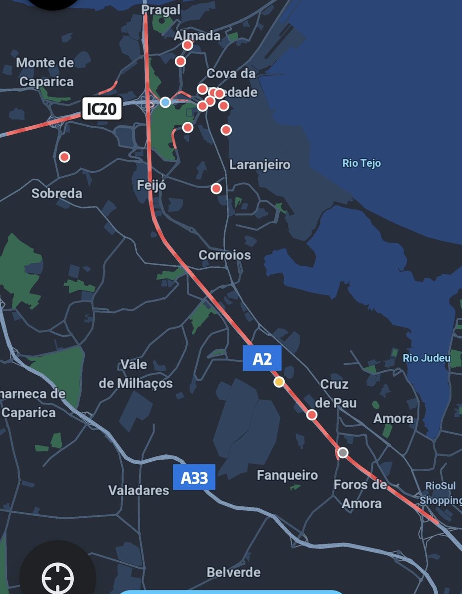 São 9h38 e o trânsito para a Ponte 25 de Abril está a começar no nó do Fogueteiro. 
Para fazer 13km até Lisboa estima-se 1 hora e meia de trânsito.