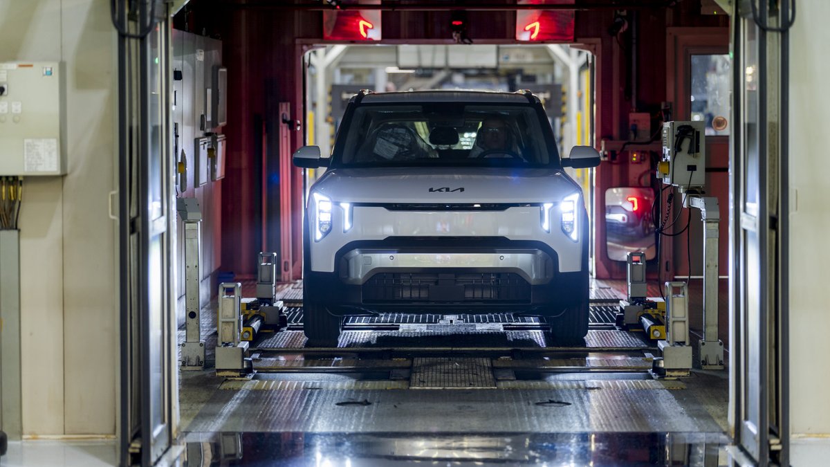 KiaPrensa_ES's tweet image. Kia inicia la producción del #EV2 en Žilina
➡️Segundo ⚡️ fabricado en Europa tras el #EV4
➡️Nuevos robots y líneas facilitan integración del EV2
➡️EV2 nuevo paso en la estrategia de electrificación de Kia en la región 
shorturl.at/QdeTK
#Kia #KiaEV2
#MovementThatInspires