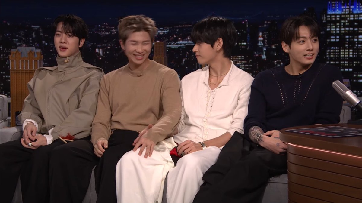 sgmin_seven's tweet image. taehyung recommends the BTS songs for a new fan to listen to first them he said Cypher and Ddaeng... LOOK AT NAMJOON'S REACTION WHEN HE SAID DDAENG 😭😭😭 TAHEYUNG AND HIS LOVE FOR THE RAPLINE SONGS